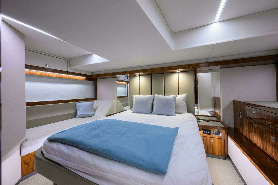 Command At Sea 50ft Riviera Yacht For Sale