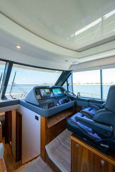 Command At Sea 50ft Riviera Yacht For Sale