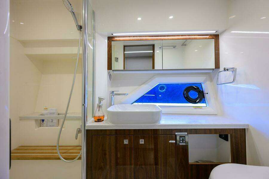 Command At Sea 50ft Riviera Yacht For Sale