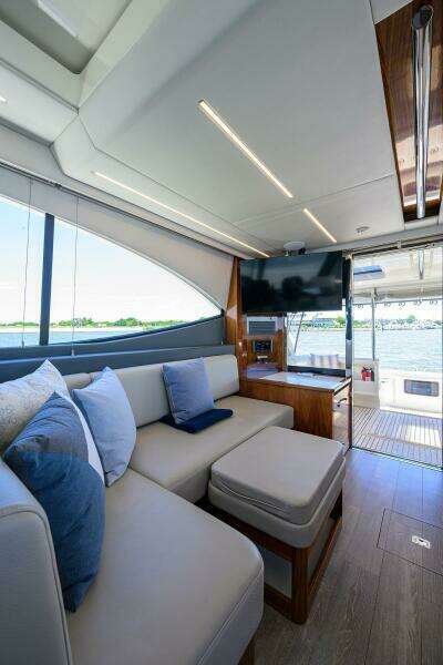 Command At Sea 50ft Riviera Yacht For Sale