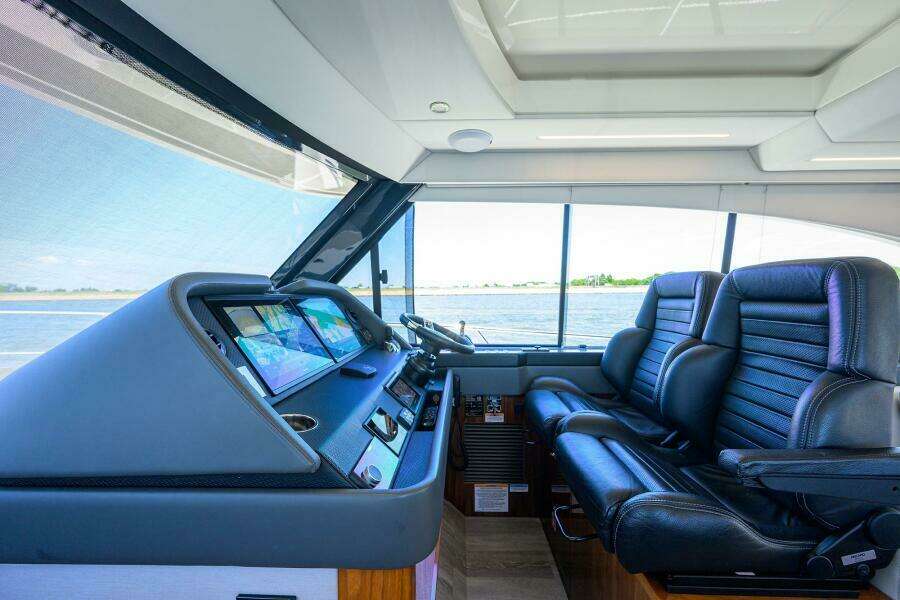 Command At Sea 50ft Riviera Yacht For Sale