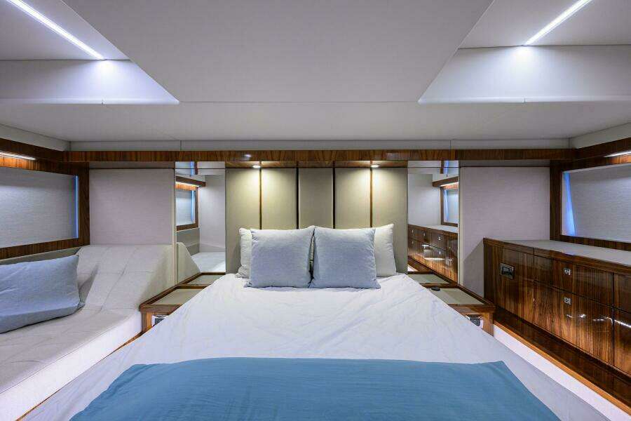 Command At Sea 50ft Riviera Yacht For Sale