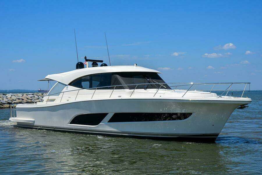 Command At Sea 50ft Riviera Yacht For Sale