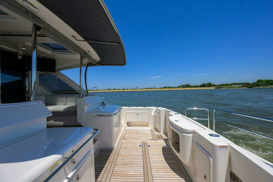 Command At Sea 50ft Riviera Yacht For Sale