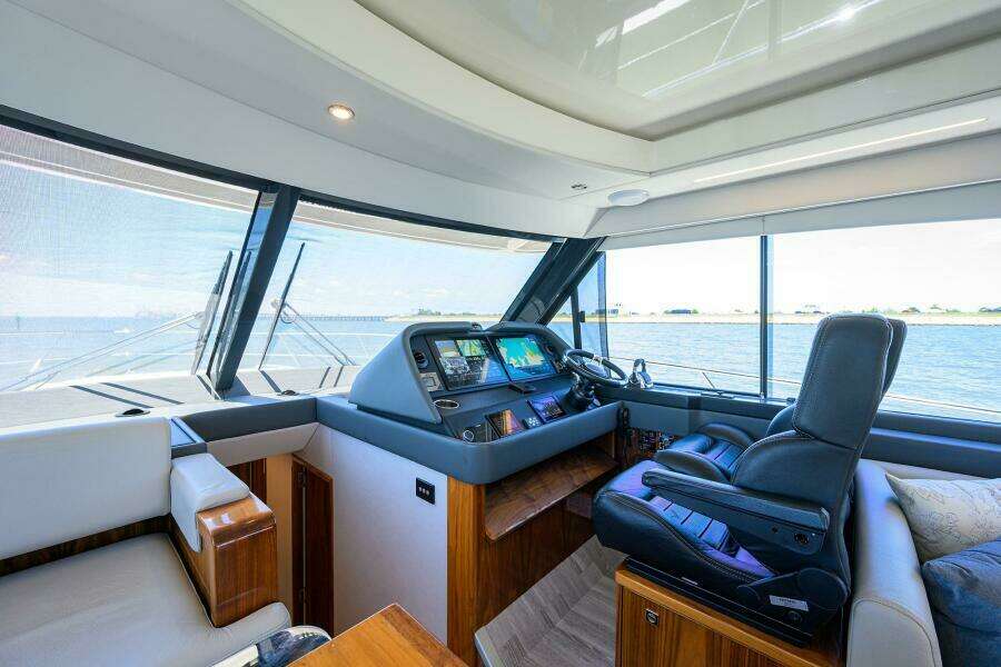 Command At Sea 50ft Riviera Yacht For Sale