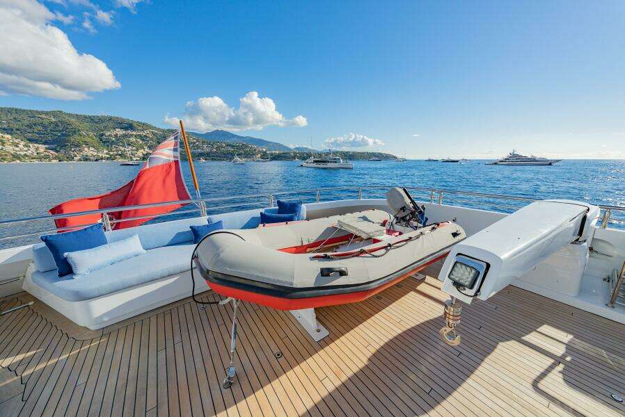 15 Sundeck Aft Seating With Rescue Tender