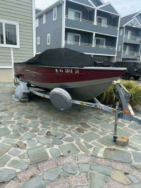 17ft Crestliner Yacht For Sale