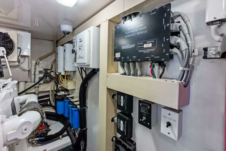 2006 Viking 68 Enclosed Bridge