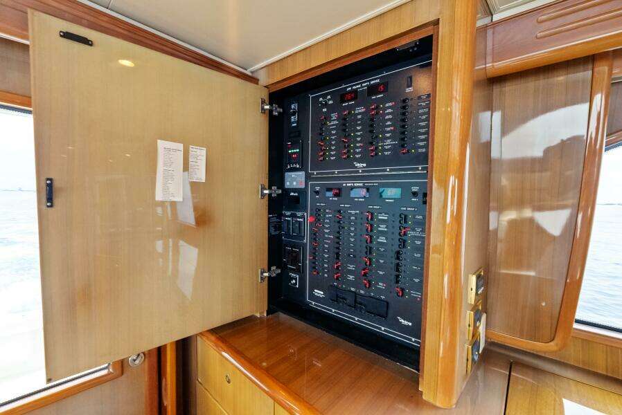 2006 Viking 68 Enclosed Bridge