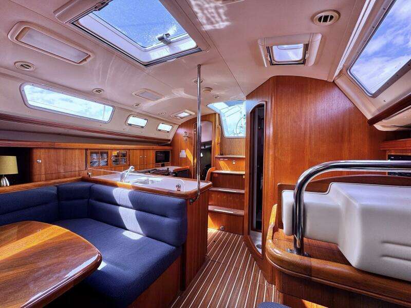 Vivez 38ft Hunter Yacht For Sale