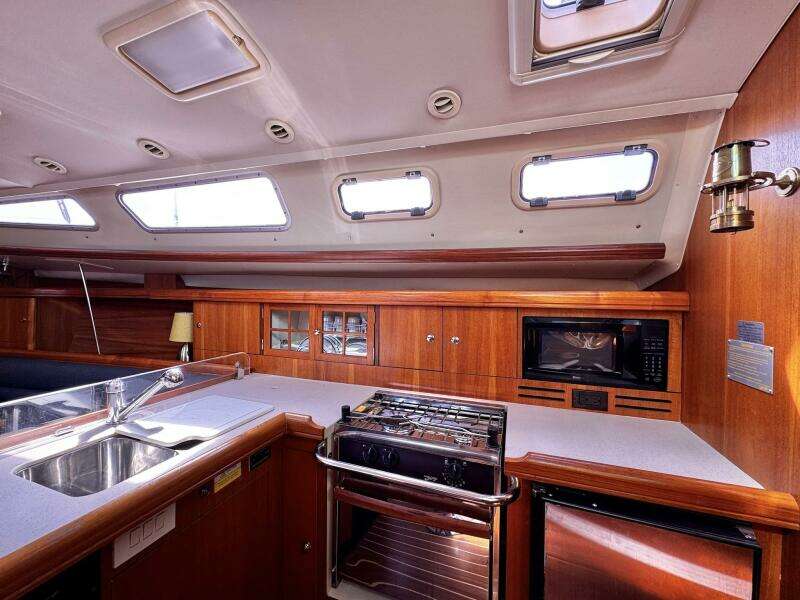 Vivez 38ft Hunter Yacht For Sale