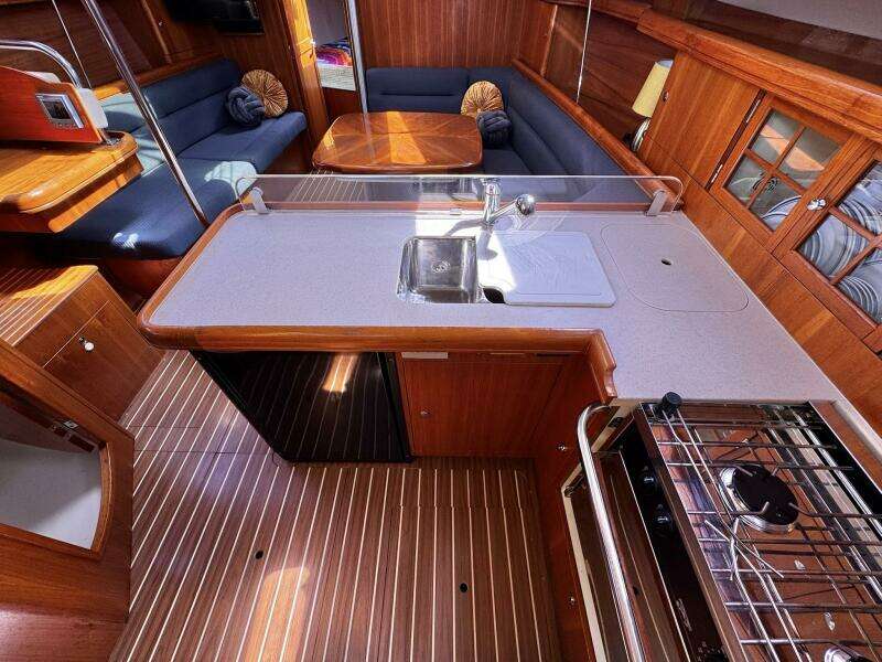 Vivez 38ft Hunter Yacht For Sale