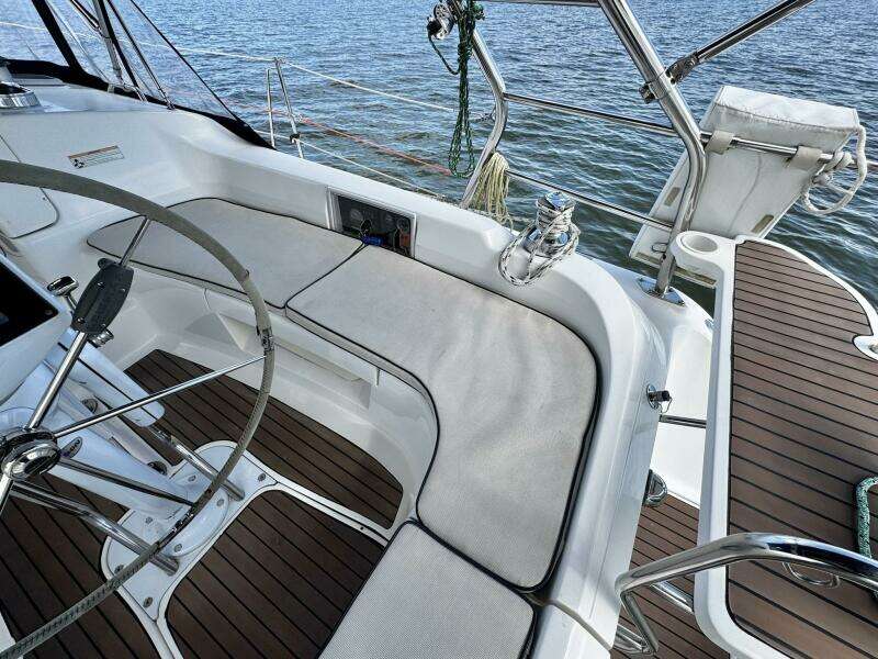 Vivez 38ft Hunter Yacht For Sale