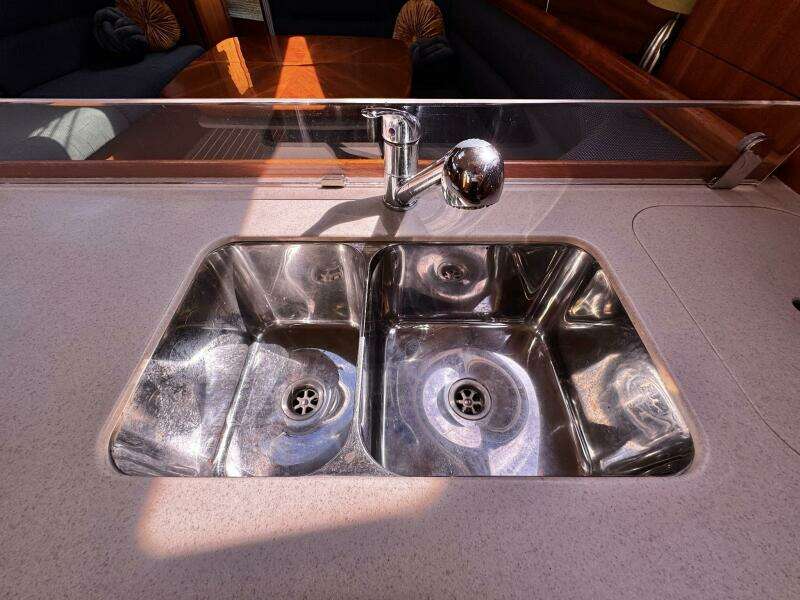 Vivez 38ft Hunter Yacht For Sale