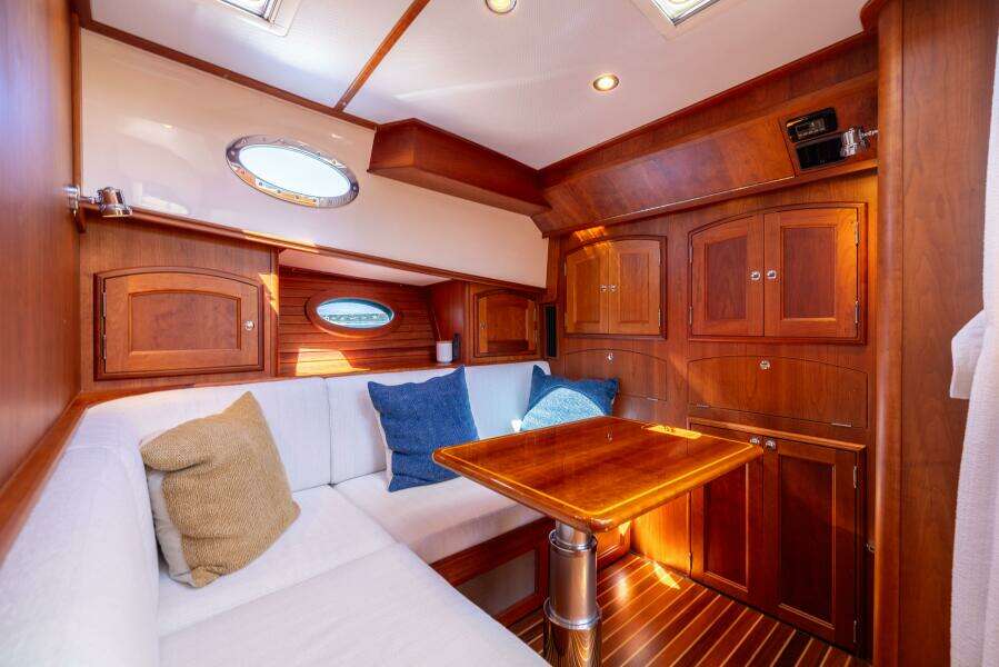 48 ft Hinckley  2014 Talaria 48 Flybridge