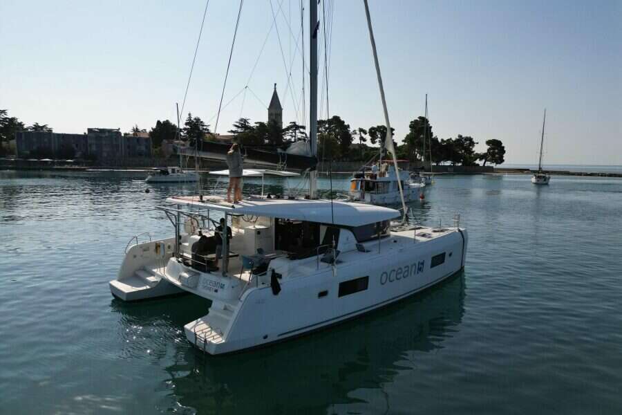 2019-lagoon-42-sail-9941956-20250911034519124-3.jpg