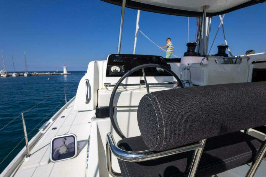 2019-lagoon-42-sail-9941956-20250911034319850-1.jpg