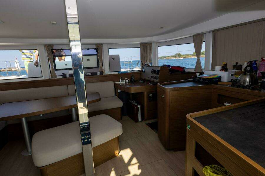 2019-lagoon-42-sail-9941956-20250911034342647-2.jpg