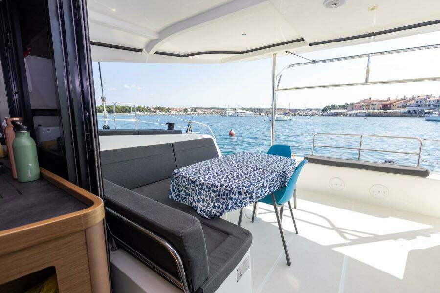 2019-lagoon-42-sail-9941956-20250911034322722-1.jpg
