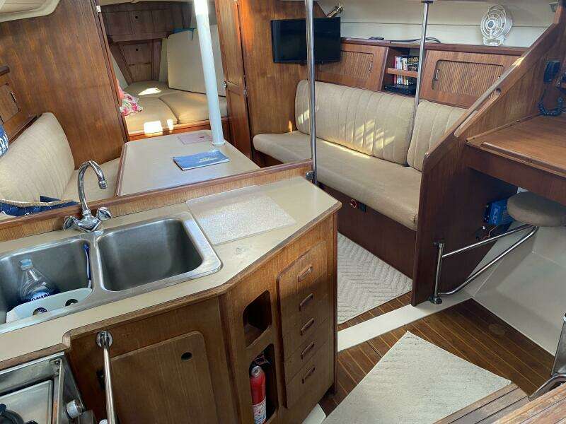 Lyoness 37ft Hunter Yacht For Sale