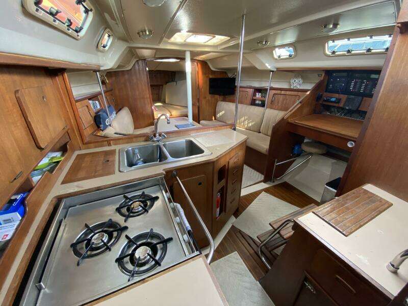 Lyoness 37ft Hunter Yacht For Sale
