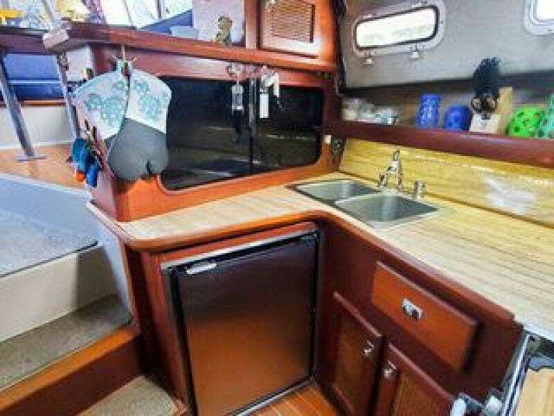 Makin  Waves 32ft Bayliner Yacht For Sale