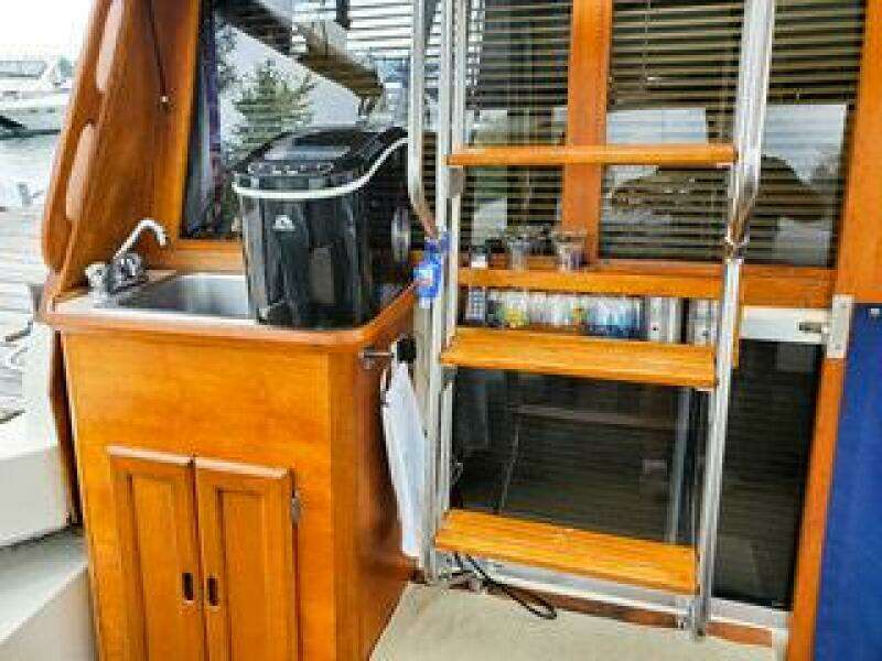 Makin  Waves 32ft Bayliner Yacht For Sale