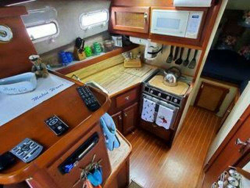 Makin  Waves 32ft Bayliner Yacht For Sale
