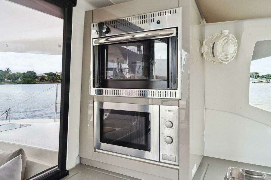 2018-fountaine-pajot-lucia-40-sail-9370522-20240610065812791-1_XLARGE.jpg