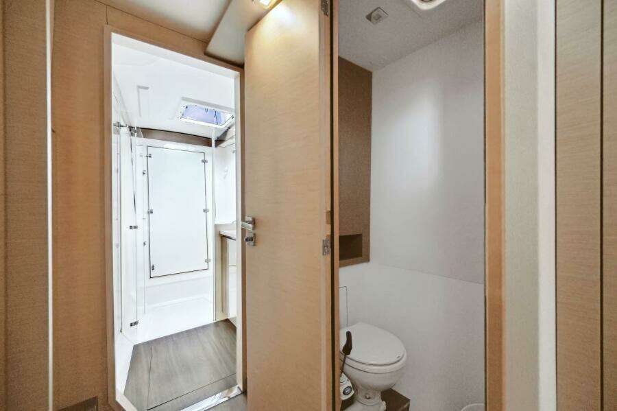 2018-fountaine-pajot-lucia-40-sail-9370522-20240610065915823-1_XLARGE.jpg