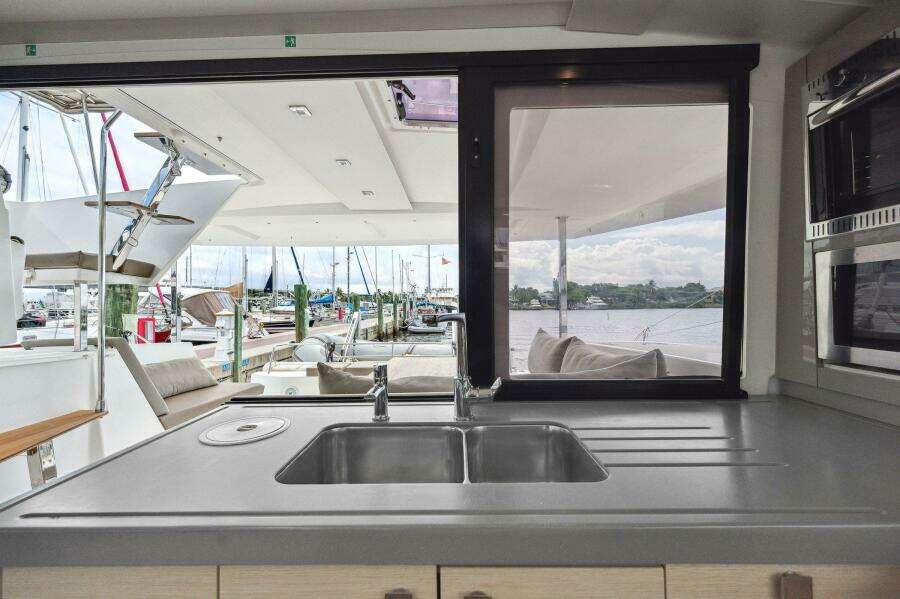 2018-fountaine-pajot-lucia-40-sail-9370522-20240610065855894-1_XLARGE.jpg