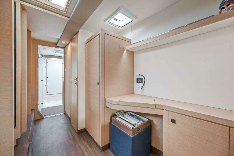 2018-fountaine-pajot-lucia-40-sail-9370522-20240610065819759-1_XLARGE.jpg