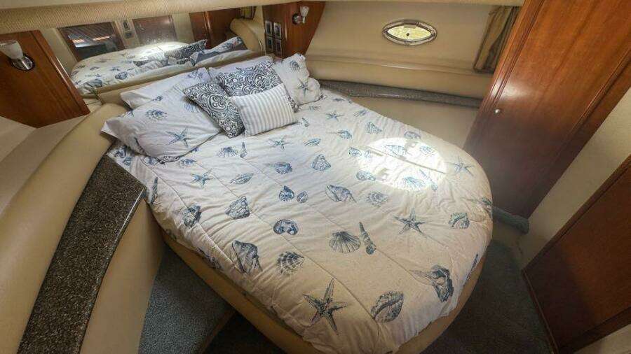 2004 Meridian 459 Forward VIP Stateroom