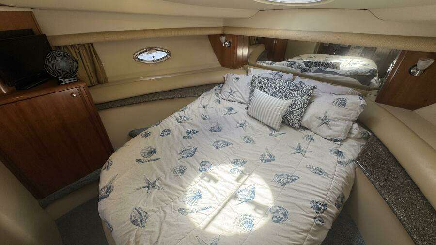 2004 Meridian 459 Forward VIP Stateroom