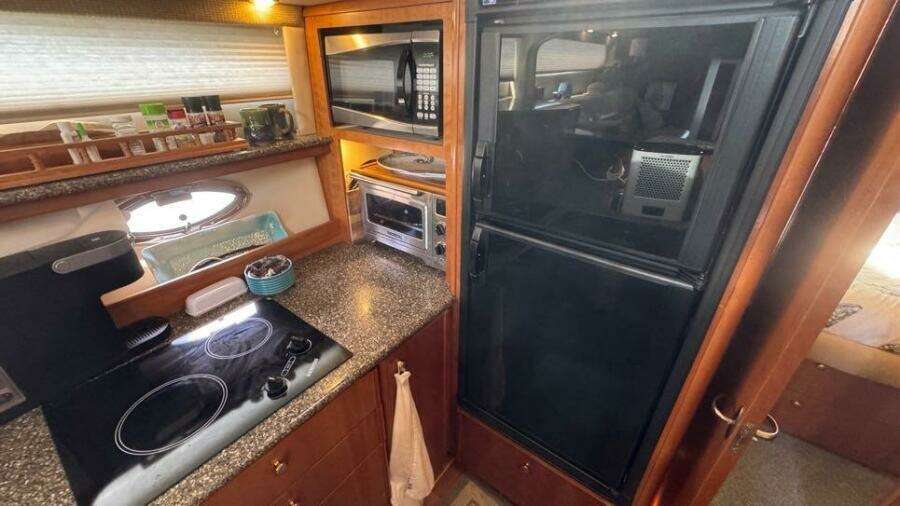 2004 Meridian 459 Galley