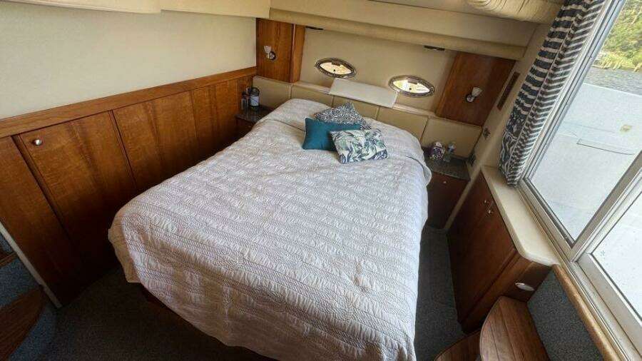 2004 Meridian 459 Aft Primary Stateroom