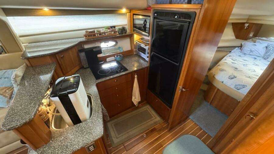 2004 Meridian 459 Galley port