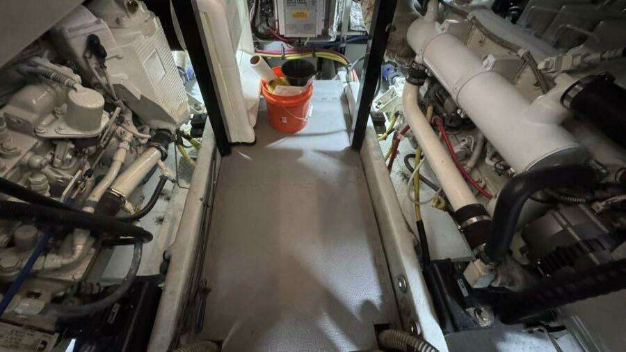 2004 Meridian 459 Engine Room