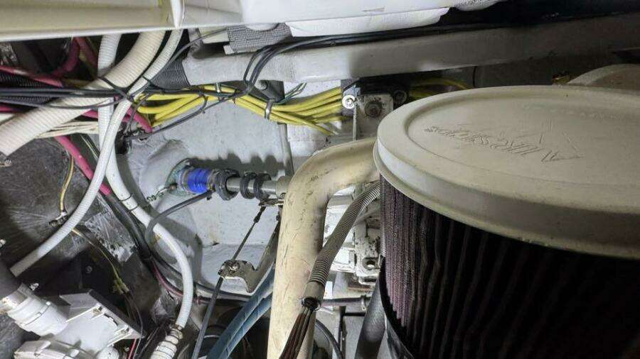 2004 Meridian 459 Engine Room
