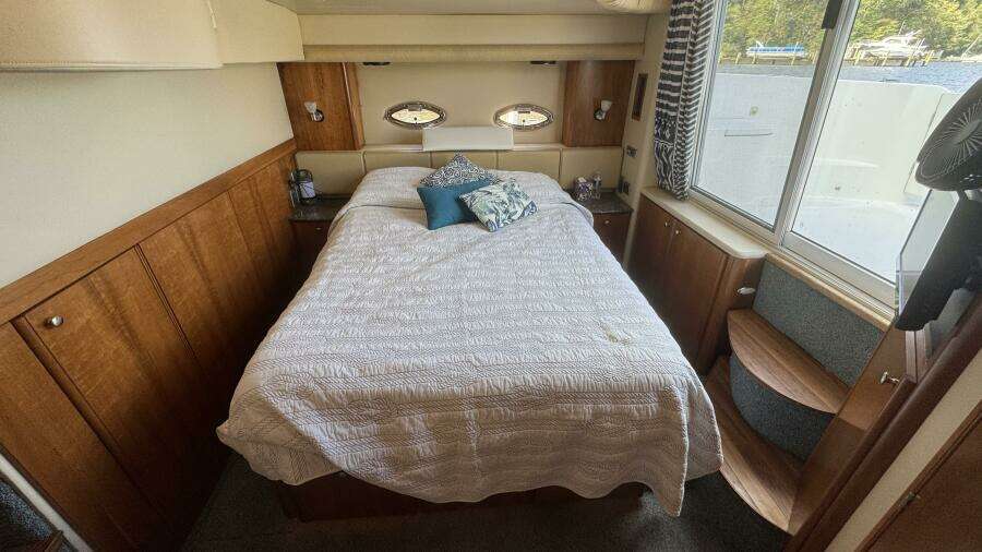 2004 Meridian 459 Aft Primary Stateroom
