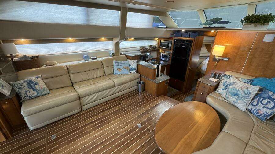 2004 Meridian 459 Salon looking port