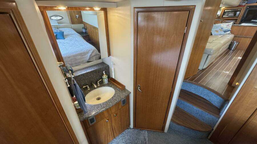 2004 Meridian 459 Aft Primary Stateroom Vanity
