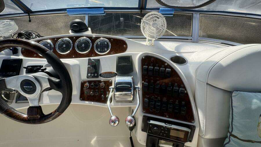 2004 Meridian 459 Flybridge Helm