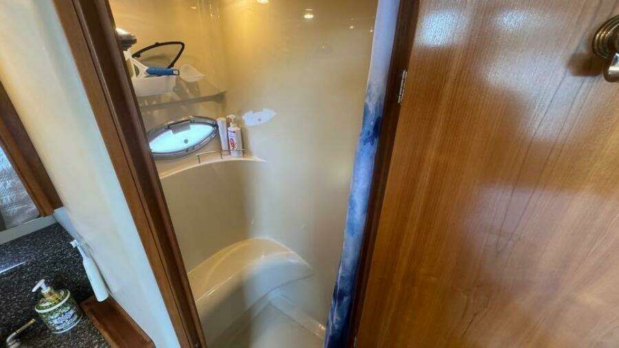 2004 Meridian 459 Aft Primary Stateroom Ensuite Head