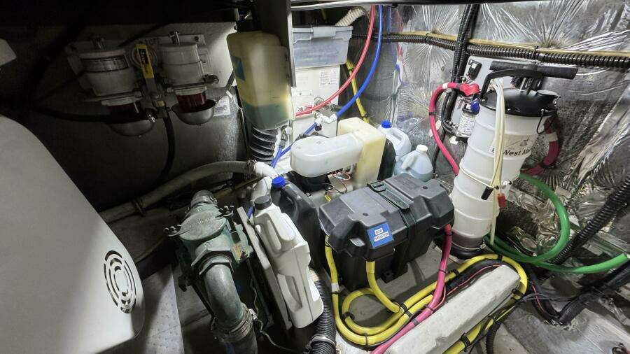 2004 Meridian 459 Engine Room