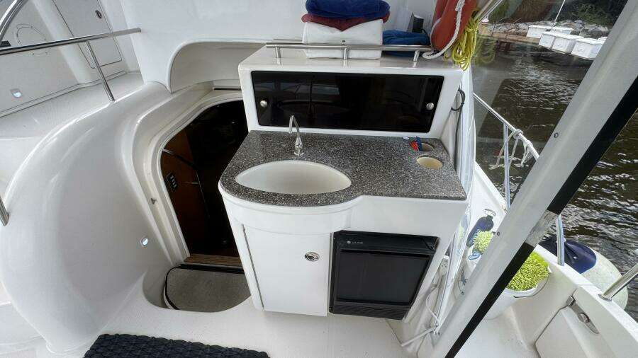 2004 Meridian 459 Aft Sundeck Refreshment Station