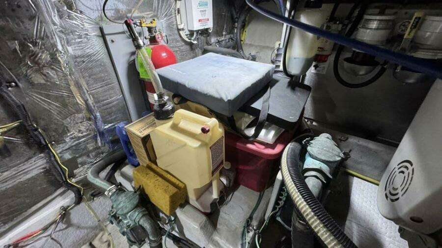 2004 Meridian 459 Engine Room