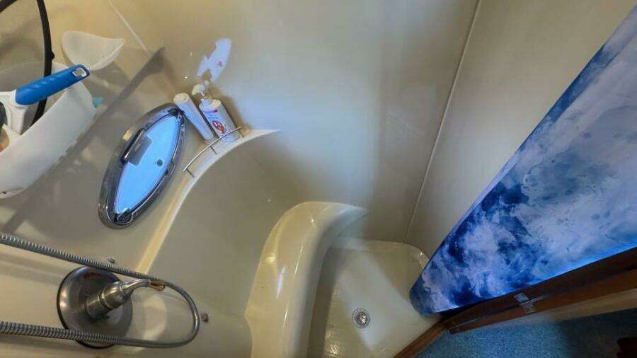 2004 Meridian 459 Aft Primary Stateroom Ensuite Head