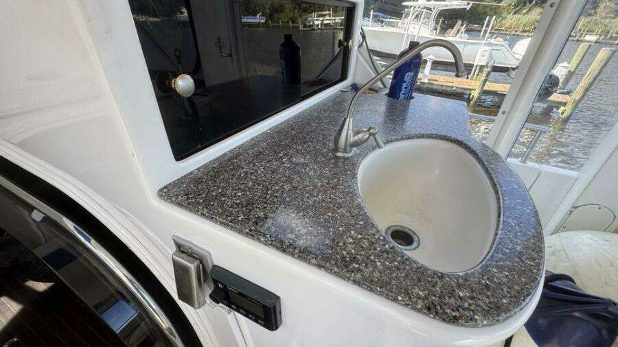 2004 Meridian 459 Refreshment Station