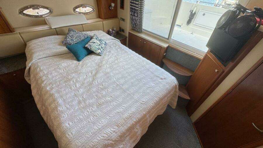 2004 Meridian 459 Aft Primary Stateroom